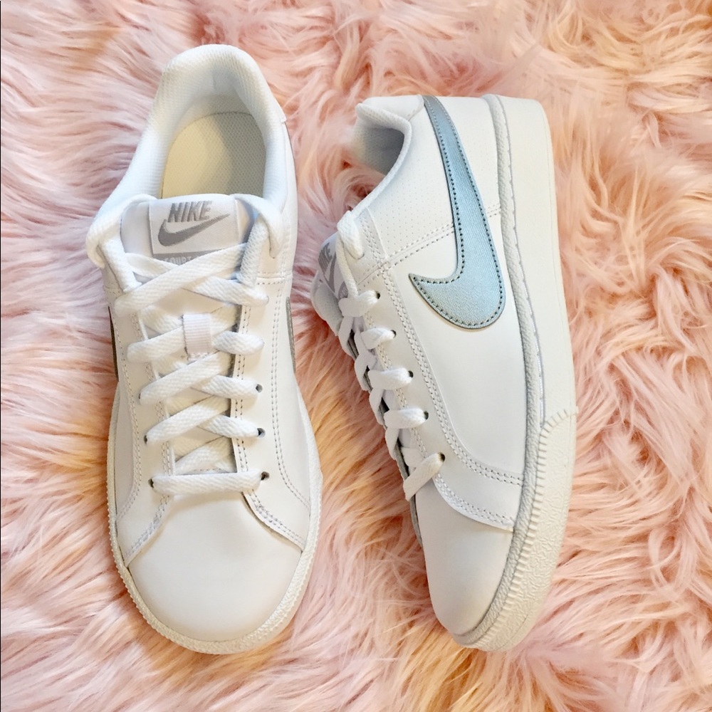 New Nike Women’s Sneakers silver metallic - Picture 3 of 5